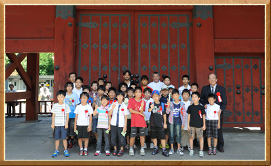 東大赤門前で記念撮影