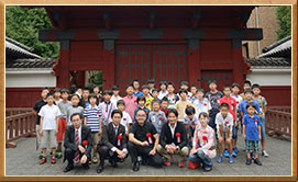 東大赤門前で記念撮影