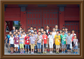 東大赤門前で記念撮影！