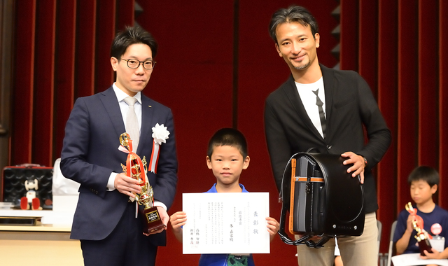 プライマリーコースの部　最優秀賞 上海・静安稚麦街教室 朱 嘉睿君（年長） ロボットタイトル『投石ロボ（瘋狂投石機）』画像01