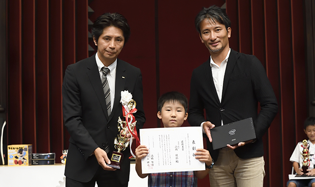 ベーシックコースの部　最優秀賞 大阪・南森町教室 山岡 稜弥君（小3） ロボットタイトル『双子のカードロボット「わける君」と「くばる君」』画像01