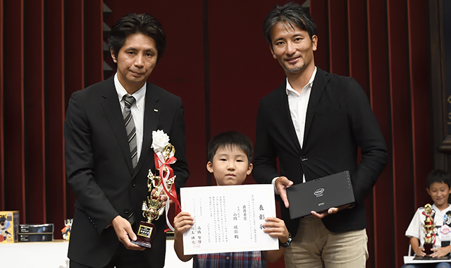 ベーシックコースの部 大阪・南森町教室／山岡 稜弥君（小3） ロボットタイトル『双子のカードロボット「わける君」と「くばる君」』